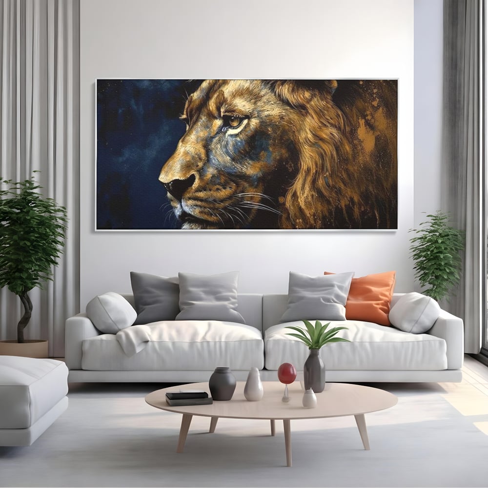 Tablou canvas cu tablou canvas cu leu in profil, in rama de aluminiu argintiu, pe perete intr-un living